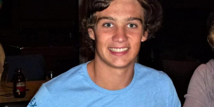 Foto de un adolescente sonriente.