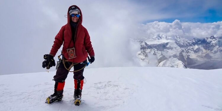Natalia Nagovitsina, un escalador ruso, en una cima de la cima de la nevada.