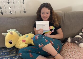 Chica que sostiene una carta después de ser rehén por 50 días.