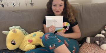 Chica que sostiene una carta después de ser rehén por 50 días.