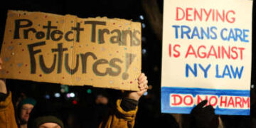 Las personas se reúnen para defender los derechos trans en la ciudad de Nueva York el 3 de febrero de 2025.
