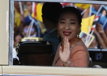 Princesa Bajrakitiyabha Mahidol saludando desde un automóvil.