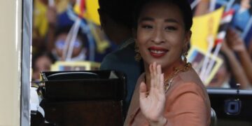 Princesa Bajrakitiyabha Mahidol saludando desde un automóvil.