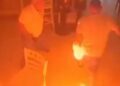 Historia de Jam Press (Man Torches Cafe) En la foto: Video Grab - CCTV captura el momento en que un hombre prendió fuego a una cafetería en Sevilla después de que se le niegue la mayonesa. VIDEO: Firebug Otorches Caf¿ después de 'Negado Mayo', un hombre supuestamente incendió un café después de que le dijeron que no tenían mayonesa. Las imágenes de CCTV muestran al sospechoso irrumpiendo en el interior, rociando el mostrador con gasolina y provocándolo con un encendedor. Cuando las llamas se dispararon hacia el techo, él salió tranquilamente hacia atrás, golpeando su propio brazo, que también se había incendiado. Los clientes aterrorizados, incluidos niños de hasta cuatro años y los comensales mayores, salieron corriendo para la salida como el personal luchó contra el incendio con un extintor. El propietario Jos¿ Antonio Caballero dijo que el hombre había pedido por primera vez un par de bolsitas de mayonesa para su sándwich. Después de ser rechazado, lo intentó nuevamente con otra camarera, y luego se dirigió a una estación de servicio cercana para comprar una botella de combustible de 1.5 litros, según lo informado por NeedToknow. Minutos después regresó, preguntó por tercera vez, y cuando no se le dijo, no nuevamente, vertió gasolina sobre el mostrador y la puso encendido. Tres camareros diferentes le dijeron que no teníamos mayonesa, y eso fue todo, dijo con incredulidad, y agregó que el hombre no había mostrado signos anteriores de problemas. El Cafone ¿Las Postas en Los Palacios y Villafranca, provincia de Sevilla, dijo en un comunicado: afortunadamente, ninguno de nosotros o nuestros clientes sufrieron ningún daño grave por daño material que pueda reemplazarse. El sospechoso de unos 50 años, de Priego de C, y dijo que tenía antecedentes penales, fue arrestado minutos después en una plaza cercana. Fue llevado a un centro de salud bajo el guardia policial para Burns en su brazo. Finaliza las notas del editor: las citas se han traducido al inglés. Aconsejaríamos a las publicaciones que desdibujen al sospechoso y a los espectadores visibles en el CCTV antes de la publicación. Las capturas del video han sido proporcionadas con pixelación para su uso. Licencia de uso de video: (medios sociales y locales) Hemos obtenido este material de una cuenta verificada en las plataformas de redes sociales y se ha utilizado ampliamente en medios de comunicación locales en un informe similar sin problemas. Restricciones de uso de video: Jam Press acepta toda la responsabilidad de usar solo en los portales de medios de comunicación, el uso en plataformas de redes sociales como Facebook y YouTube no está garantizado.