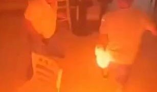 Historia de Jam Press (Man Torches Cafe) En la foto: Video Grab - CCTV captura el momento en que un hombre prendió fuego a una cafetería en Sevilla después de que se le niegue la mayonesa. VIDEO: Firebug Otorches Caf¿ después de 'Negado Mayo', un hombre supuestamente incendió un café después de que le dijeron que no tenían mayonesa. Las imágenes de CCTV muestran al sospechoso irrumpiendo en el interior, rociando el mostrador con gasolina y provocándolo con un encendedor. Cuando las llamas se dispararon hacia el techo, él salió tranquilamente hacia atrás, golpeando su propio brazo, que también se había incendiado. Los clientes aterrorizados, incluidos niños de hasta cuatro años y los comensales mayores, salieron corriendo para la salida como el personal luchó contra el incendio con un extintor. El propietario Jos¿ Antonio Caballero dijo que el hombre había pedido por primera vez un par de bolsitas de mayonesa para su sándwich. Después de ser rechazado, lo intentó nuevamente con otra camarera, y luego se dirigió a una estación de servicio cercana para comprar una botella de combustible de 1.5 litros, según lo informado por NeedToknow. Minutos después regresó, preguntó por tercera vez, y cuando no se le dijo, no nuevamente, vertió gasolina sobre el mostrador y la puso encendido. Tres camareros diferentes le dijeron que no teníamos mayonesa, y eso fue todo, dijo con incredulidad, y agregó que el hombre no había mostrado signos anteriores de problemas. El Cafone ¿Las Postas en Los Palacios y Villafranca, provincia de Sevilla, dijo en un comunicado: afortunadamente, ninguno de nosotros o nuestros clientes sufrieron ningún daño grave por daño material que pueda reemplazarse. El sospechoso de unos 50 años, de Priego de C, y dijo que tenía antecedentes penales, fue arrestado minutos después en una plaza cercana. Fue llevado a un centro de salud bajo el guardia policial para Burns en su brazo. Finaliza las notas del editor: las citas se han traducido al inglés. Aconsejaríamos a las publicaciones que desdibujen al sospechoso y a los espectadores visibles en el CCTV antes de la publicación. Las capturas del video han sido proporcionadas con pixelación para su uso. Licencia de uso de video: (medios sociales y locales) Hemos obtenido este material de una cuenta verificada en las plataformas de redes sociales y se ha utilizado ampliamente en medios de comunicación locales en un informe similar sin problemas. Restricciones de uso de video: Jam Press acepta toda la responsabilidad de usar solo en los portales de medios de comunicación, el uso en plataformas de redes sociales como Facebook y YouTube no está garantizado.