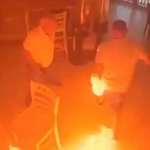 Historia de Jam Press (Man Torches Cafe) En la foto: Video Grab - CCTV captura el momento en que un hombre prendió fuego a una cafetería en Sevilla después de que se le niegue la mayonesa. VIDEO: Firebug Otorches Caf¿ después de 'Negado Mayo', un hombre supuestamente incendió un café después de que le dijeron que no tenían mayonesa. Las imágenes de CCTV muestran al sospechoso irrumpiendo en el interior, rociando el mostrador con gasolina y provocándolo con un encendedor. Cuando las llamas se dispararon hacia el techo, él salió tranquilamente hacia atrás, golpeando su propio brazo, que también se había incendiado. Los clientes aterrorizados, incluidos niños de hasta cuatro años y los comensales mayores, salieron corriendo para la salida como el personal luchó contra el incendio con un extintor. El propietario Jos¿ Antonio Caballero dijo que el hombre había pedido por primera vez un par de bolsitas de mayonesa para su sándwich. Después de ser rechazado, lo intentó nuevamente con otra camarera, y luego se dirigió a una estación de servicio cercana para comprar una botella de combustible de 1.5 litros, según lo informado por NeedToknow. Minutos después regresó, preguntó por tercera vez, y cuando no se le dijo, no nuevamente, vertió gasolina sobre el mostrador y la puso encendido. Tres camareros diferentes le dijeron que no teníamos mayonesa, y eso fue todo, dijo con incredulidad, y agregó que el hombre no había mostrado signos anteriores de problemas. El Cafone ¿Las Postas en Los Palacios y Villafranca, provincia de Sevilla, dijo en un comunicado: afortunadamente, ninguno de nosotros o nuestros clientes sufrieron ningún daño grave por daño material que pueda reemplazarse. El sospechoso de unos 50 años, de Priego de C, y dijo que tenía antecedentes penales, fue arrestado minutos después en una plaza cercana. Fue llevado a un centro de salud bajo el guardia policial para Burns en su brazo. Finaliza las notas del editor: las citas se han traducido al inglés. Aconsejaríamos a las publicaciones que desdibujen al sospechoso y a los espectadores visibles en el CCTV antes de la publicación. Las capturas del video han sido proporcionadas con pixelación para su uso. Licencia de uso de video: (medios sociales y locales) Hemos obtenido este material de una cuenta verificada en las plataformas de redes sociales y se ha utilizado ampliamente en medios de comunicación locales en un informe similar sin problemas. Restricciones de uso de video: Jam Press acepta toda la responsabilidad de usar solo en los portales de medios de comunicación, el uso en plataformas de redes sociales como Facebook y YouTube no está garantizado.