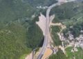 Vista aérea de una carretera cortada a través de una montaña en China.