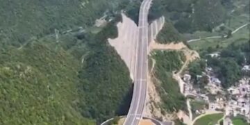 Vista aérea de una carretera cortada a través de una montaña en China.