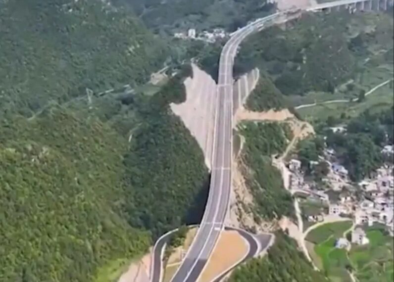 Vista aérea de una carretera cortada a través de una montaña en China.