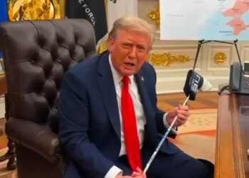 El presidente Trump celebró un club de golf que le presentó el presidente Zelensky.