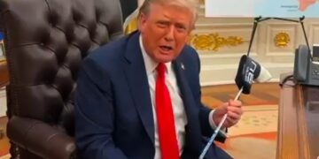 El presidente Trump celebró un club de golf que le presentó el presidente Zelensky.