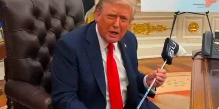 El presidente Trump celebró un club de golf que le presentó el presidente Zelensky.