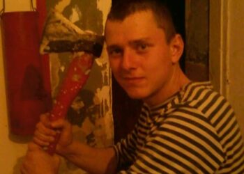 Ruslan Shingirey sosteniendo un hacha.