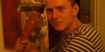 Ruslan Shingirey sosteniendo un hacha.