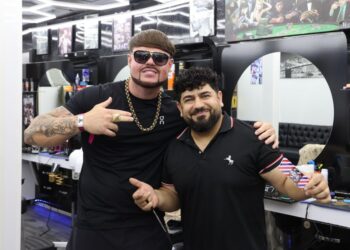 Ibiza Bob con su barbero.