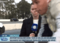 Reportero que tiene un teléfono robado en la televisión en vivo.