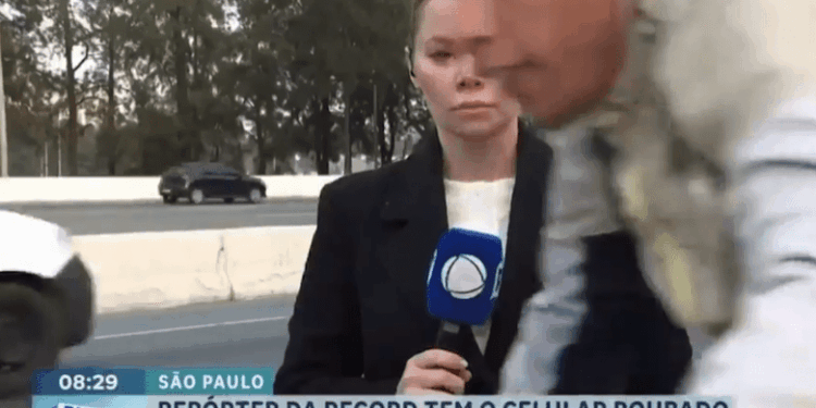 Reportero que tiene un teléfono robado en la televisión en vivo.