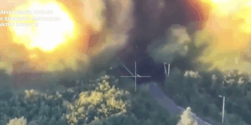 Explosión cerca de un camino.