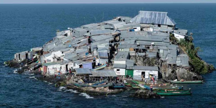 Isla Migingo, Lago Victoria: isla densamente poblada con chozas de metal y barcos de pesca.