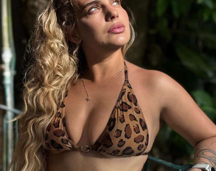 Jannah Nebbeling en un bikini estampado de leopardo.