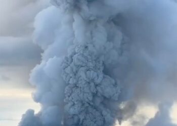 Pluma de ceniza volcánica que causa una alerta roja para los aviones.