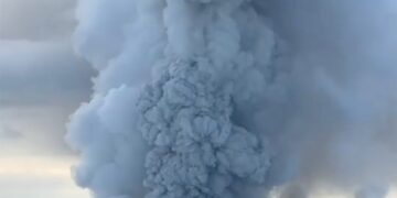 Pluma de ceniza volcánica que causa una alerta roja para los aviones.