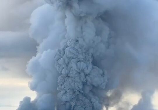 Pluma de ceniza volcánica que causa una alerta roja para los aviones.