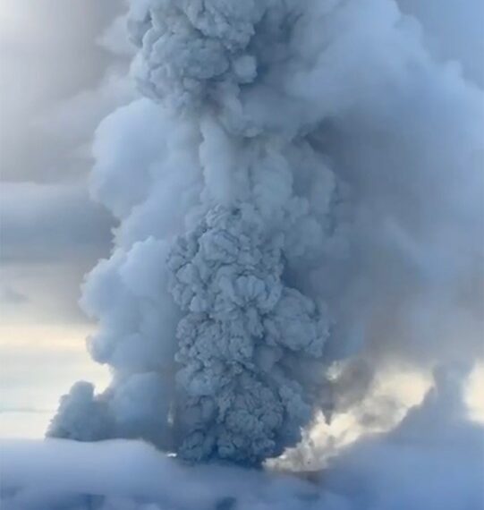 Pluma de ceniza volcánica que causa una alerta roja para los aviones.