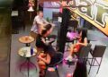 Las imágenes de CCTV de una pelea de bar dieron como resultado que un hombre cayera y se rompiera el brazo.