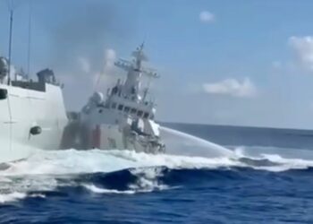 El barco dañado de la Guardia Costera china y el barco de la Armada China después de la colisión cerca de Scarborough Shoal.