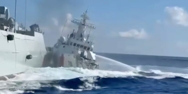 El barco dañado de la Guardia Costera china y el barco de la Armada China después de la colisión cerca de Scarborough Shoal.