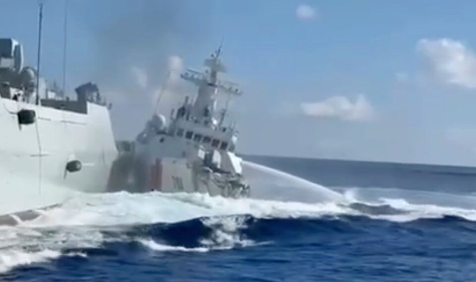 El barco dañado de la Guardia Costera china y el barco de la Armada China después de la colisión cerca de Scarborough Shoal.