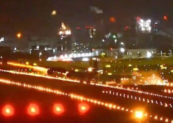 Boeing 747 Wing que bata la pista durante el aterrizaje.