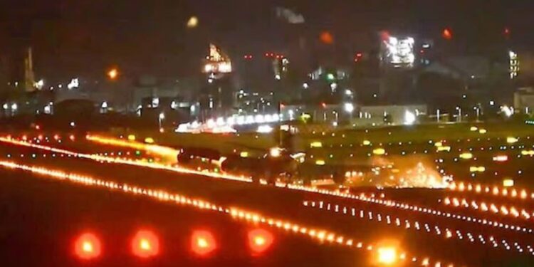 Boeing 747 Wing que bata la pista durante el aterrizaje.