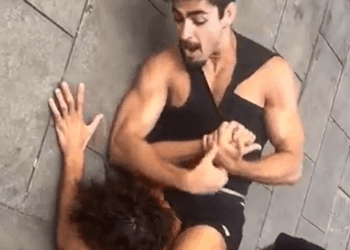 Hombre sosteniendo a otro hombre en una lucha libre.