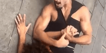 Hombre sosteniendo a otro hombre en una lucha libre.