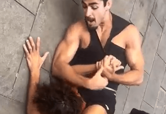 Hombre sosteniendo a otro hombre en una lucha libre.