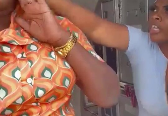 Una azafata que es asaltada por un pasajero.