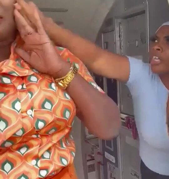 Una azafata que es asaltada por un pasajero.