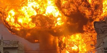 Gran bola de fuego que se eleva de un ataque aéreo israelí en Sanaa, Yemen.