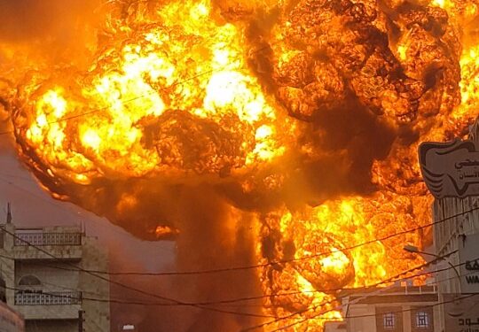 Gran bola de fuego que se eleva de un ataque aéreo israelí en Sanaa, Yemen.