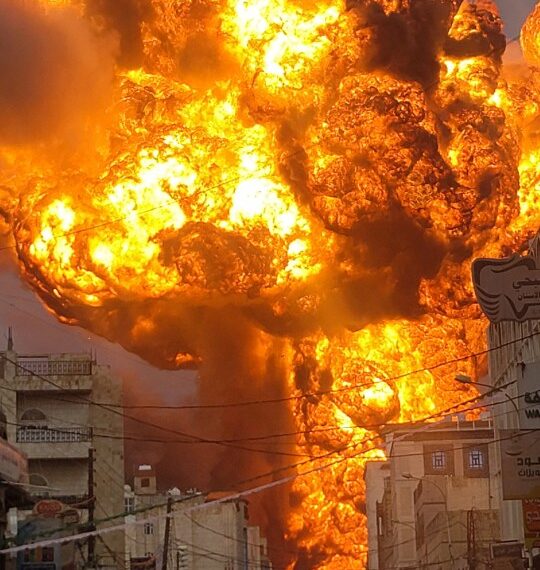 Gran bola de fuego que se eleva de un ataque aéreo israelí en Sanaa, Yemen.
