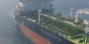 Barco mercante rescatando a un buzo en el mar.