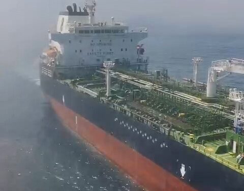 Barco mercante rescatando a un buzo en el mar.