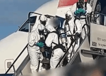 Equipo Hazmat abordando un avión.