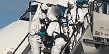 Equipo Hazmat abordando un avión.