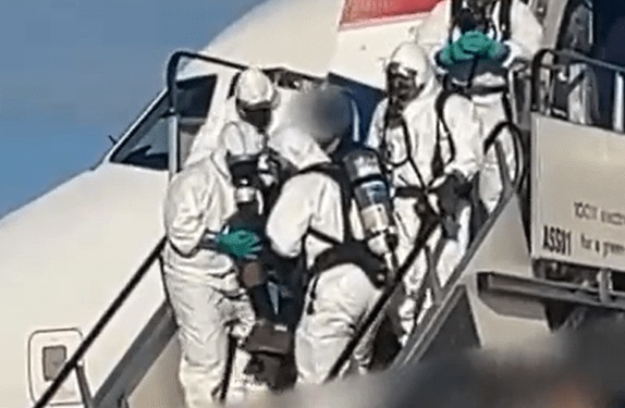 Equipo Hazmat abordando un avión.