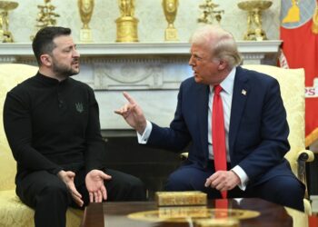 Los presidentes Trump y Zelensky en una reunión.