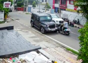 Imágenes de la cámara de seguridad de un automóvil que golpea un scooter.