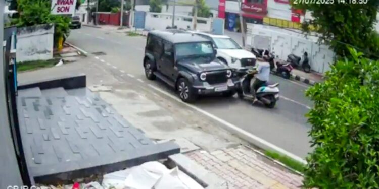 Imágenes de la cámara de seguridad de un automóvil que golpea un scooter.